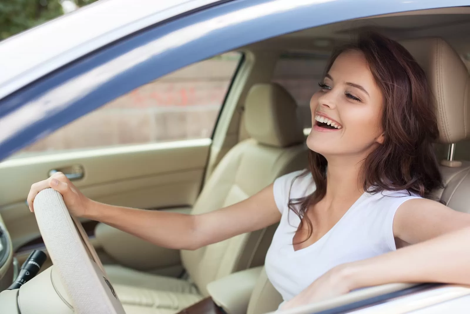 alegre estudiante y profesor en el coche en la prueba de conducción