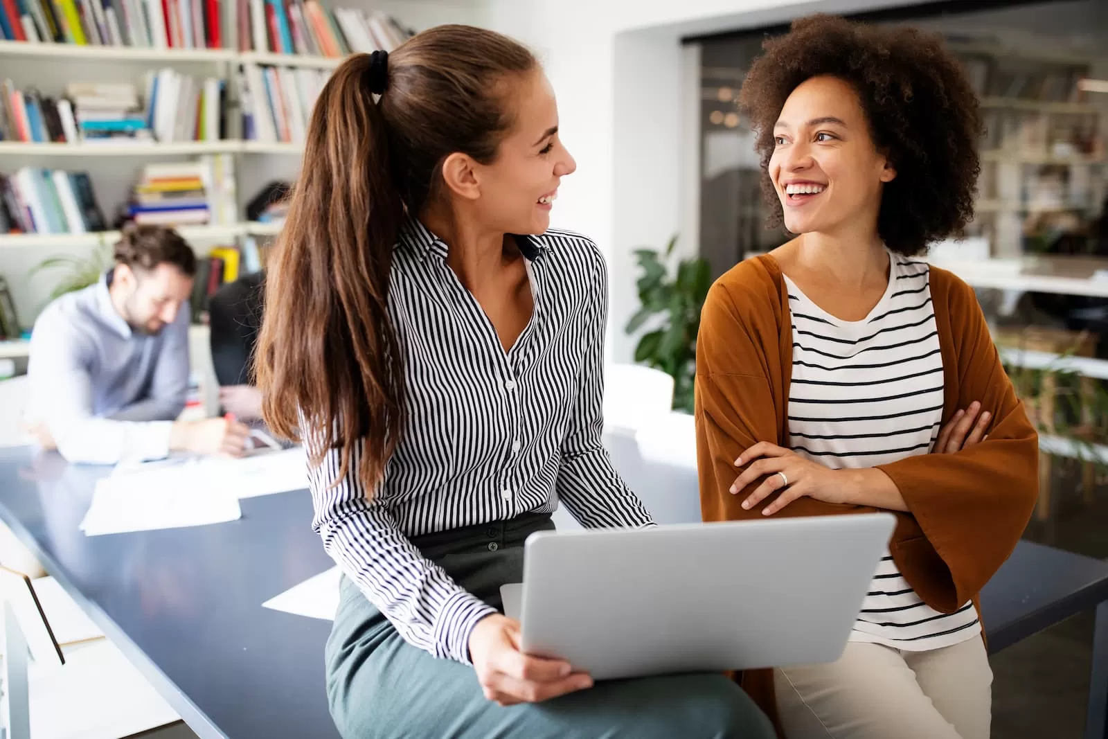 academia de ingles dos personas comentan los ejercicios realizados en el portatil