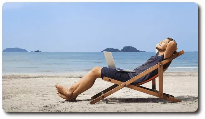 Autónomo trabajando en la playa