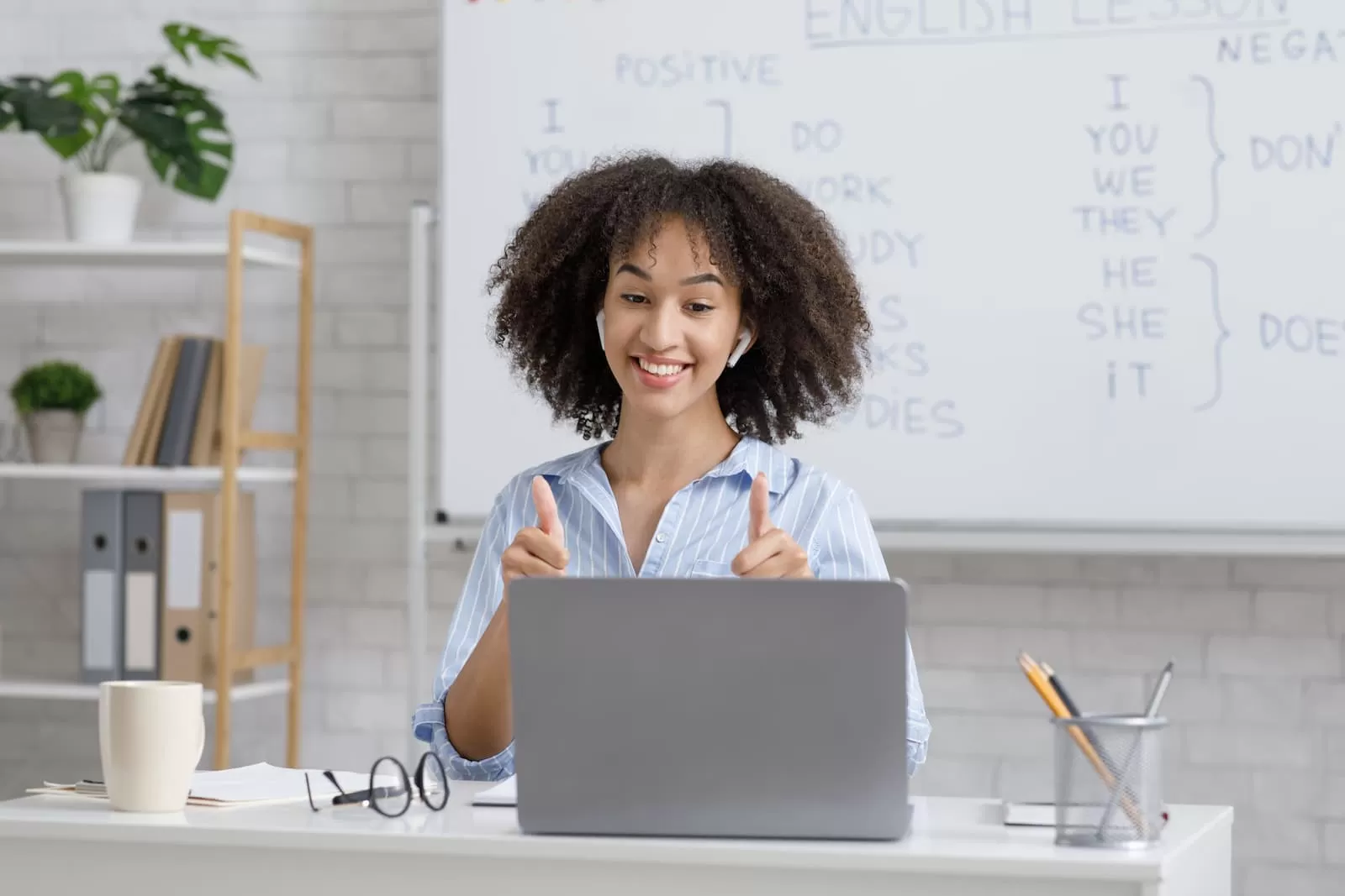 chcia joven sentada frente a portatil aprende excel1