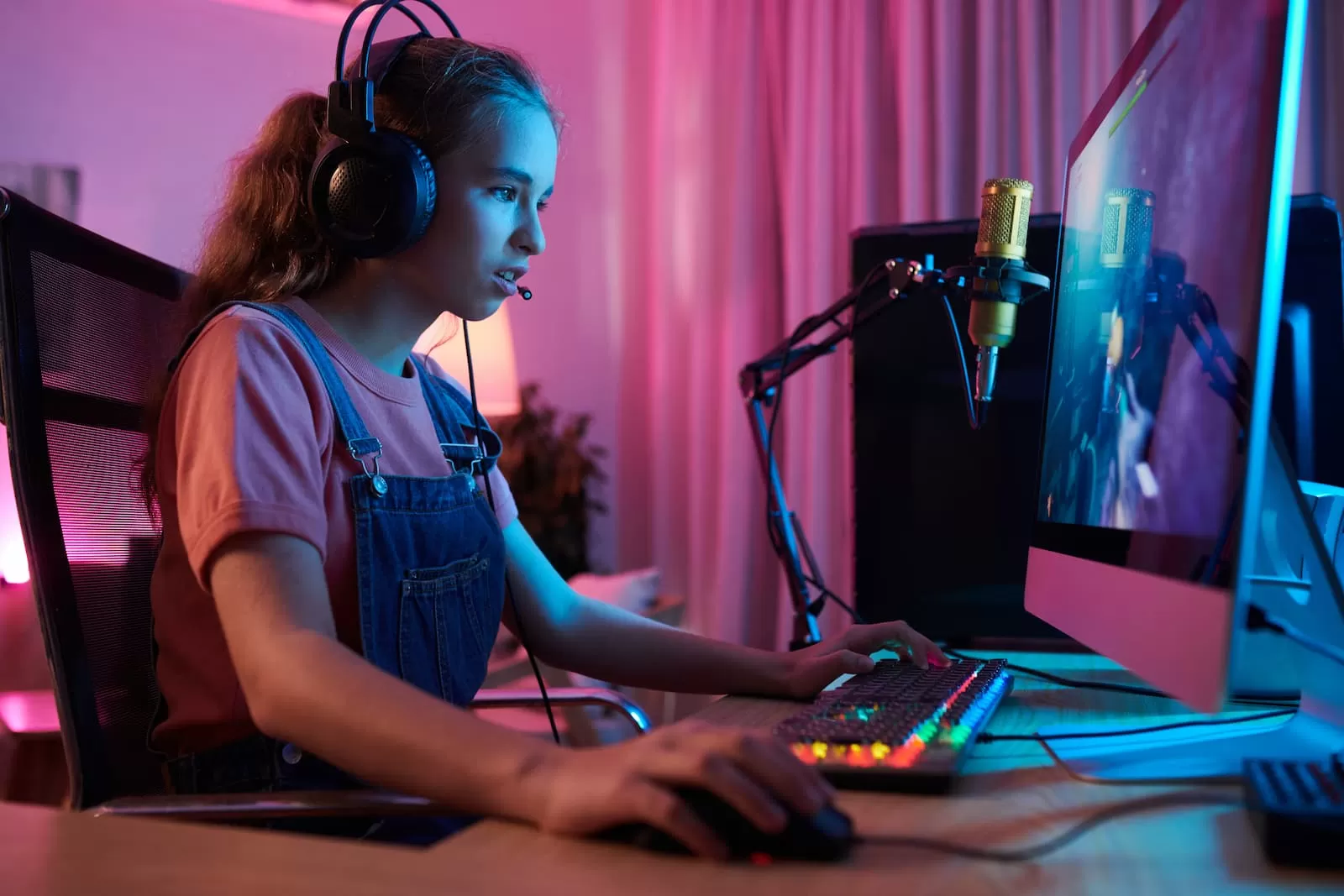chica adolescente rubia sentada juega online a videojuegos