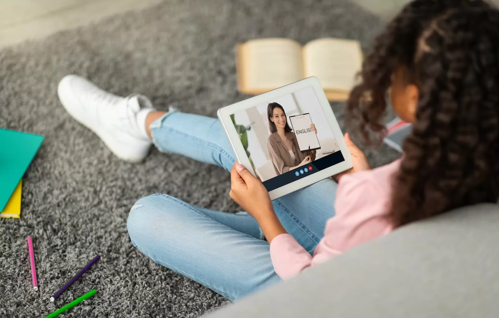 chica joven aprende ingles en la aplicacion de la tablet