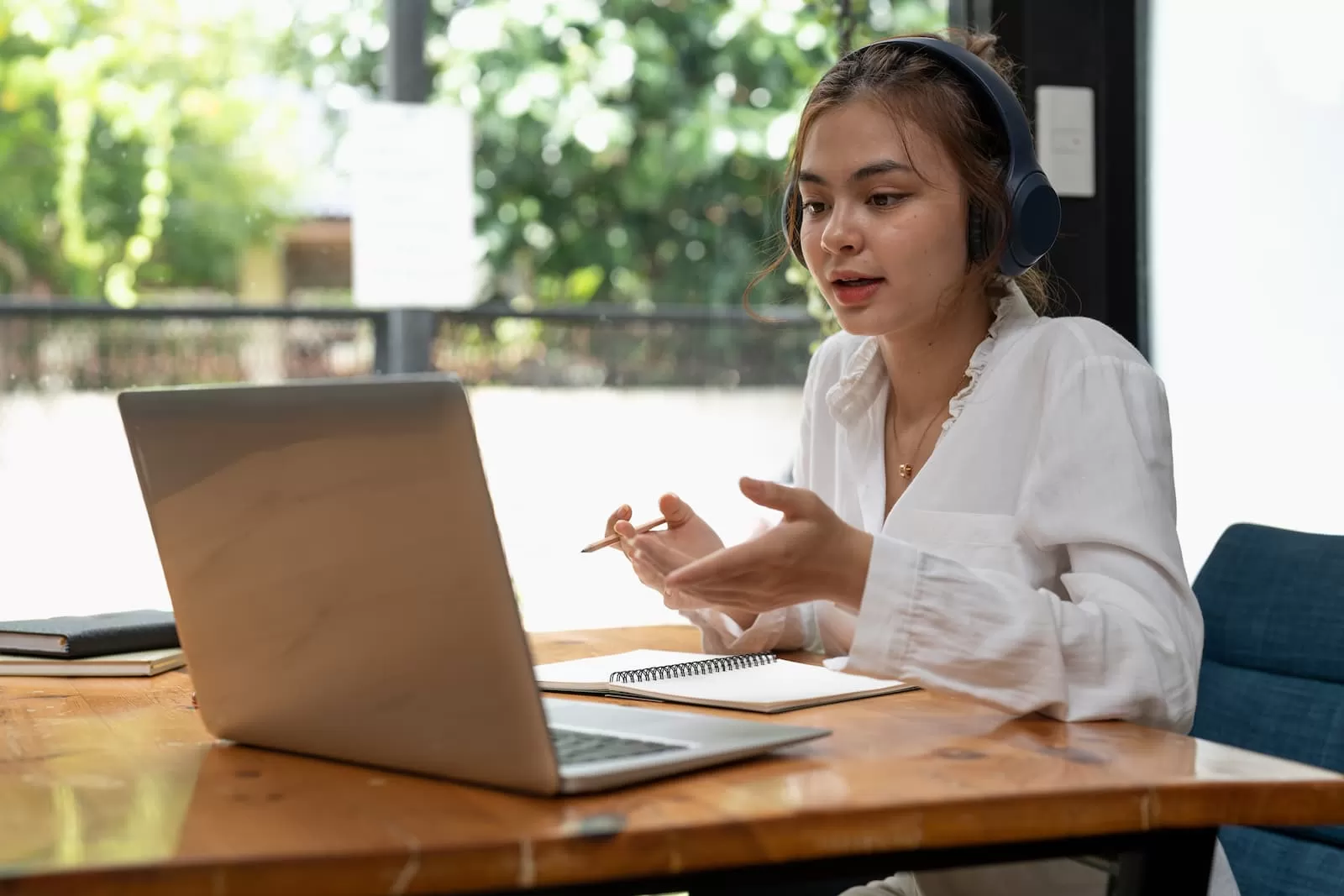 chica joven atractiva estudia de forma remota