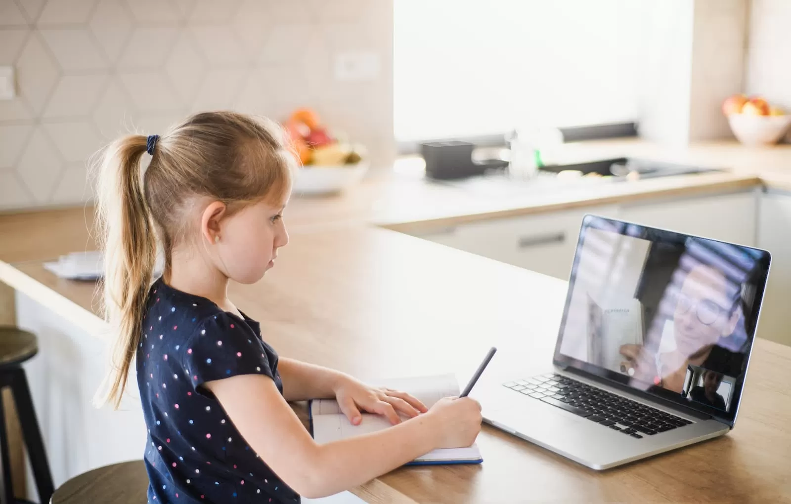 chica joven clases particulares online 