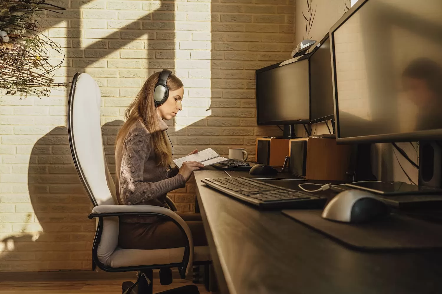 chica joven escritorio repasando apuntes para el examen