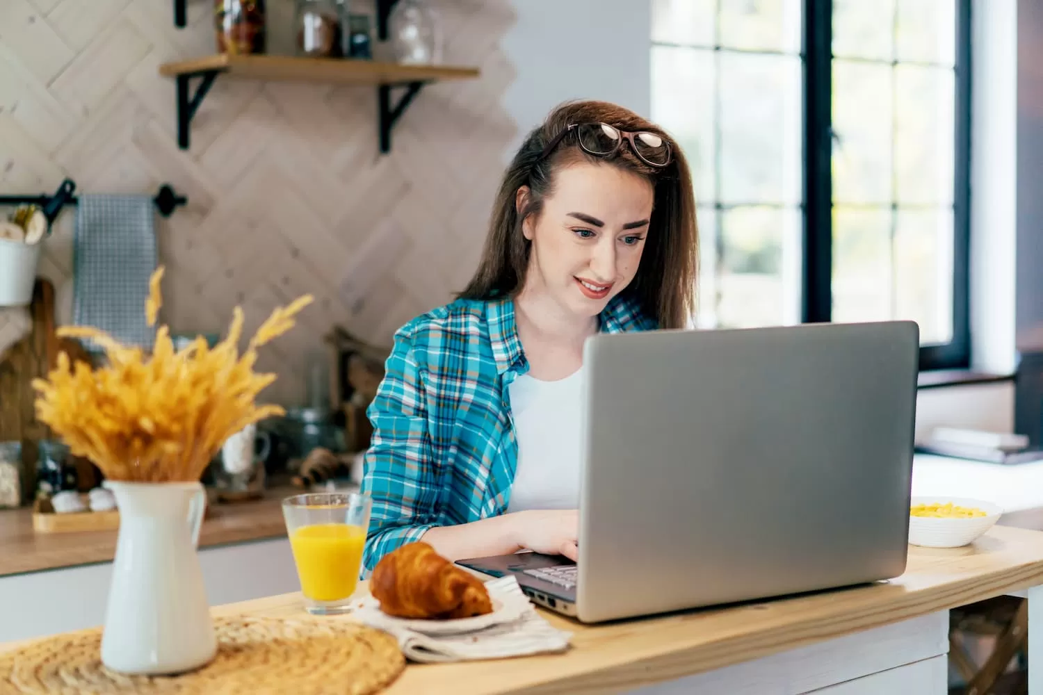 chica joven estudiando a distancia desde la cocina