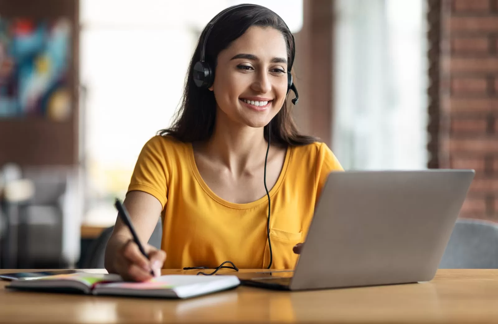 chica joven feliz estudiando online