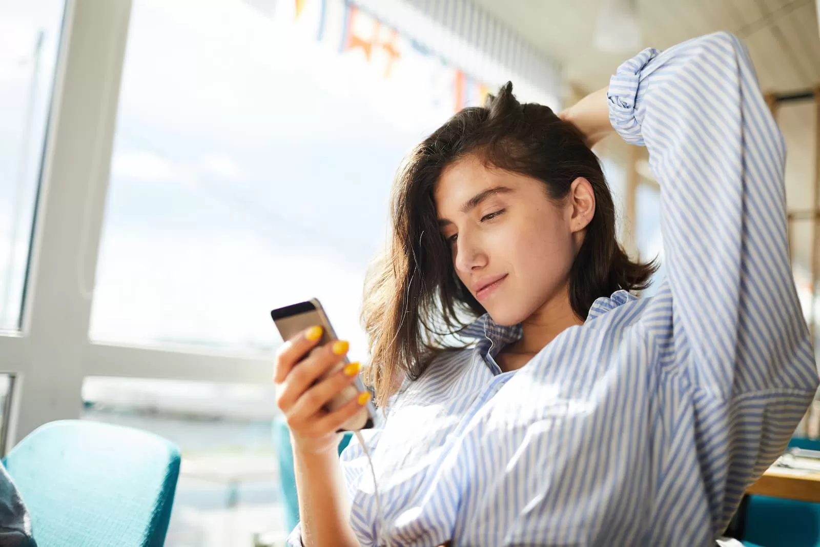 chica joven sentada con movil lee epub libro