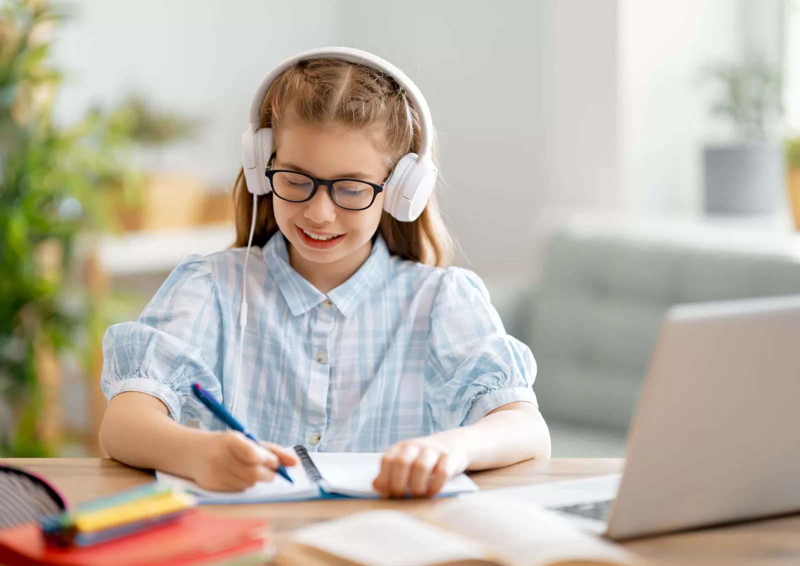 chica joven sofa haciendo los deberes educacion online