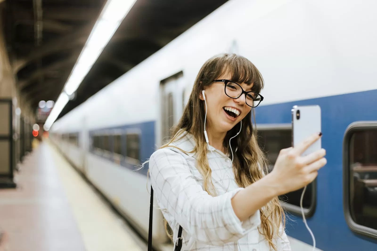 chica joven videollamada trabajo de clase desde metro