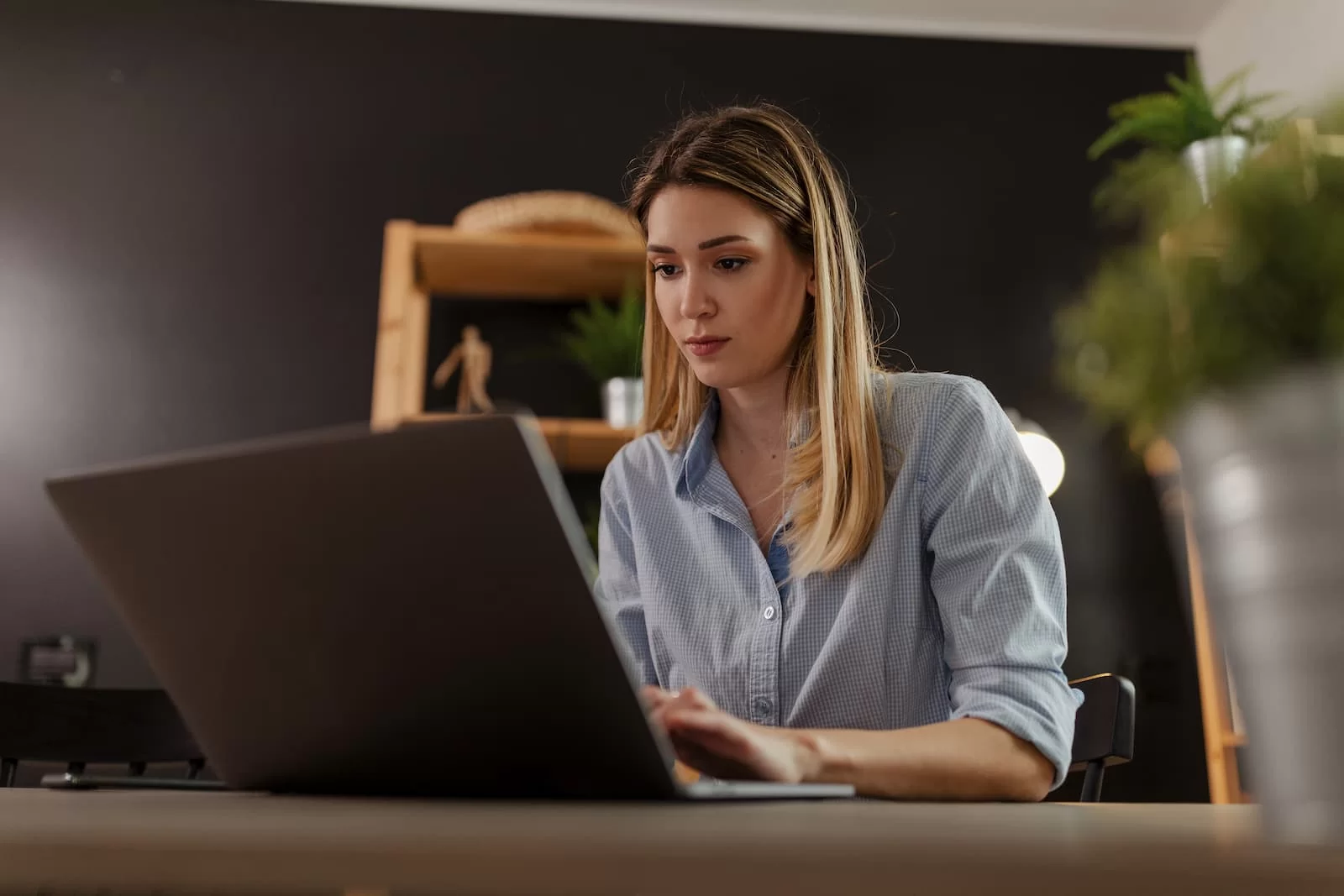 chica joven y rubia estudiando en su portatil un curso online