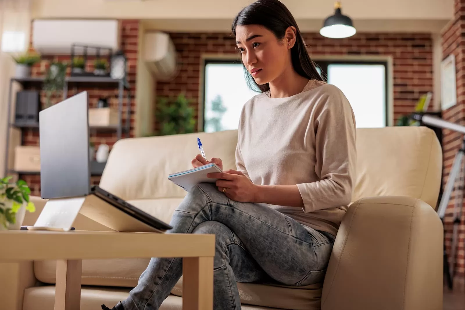 chica morena estudia distancia frente al portatil