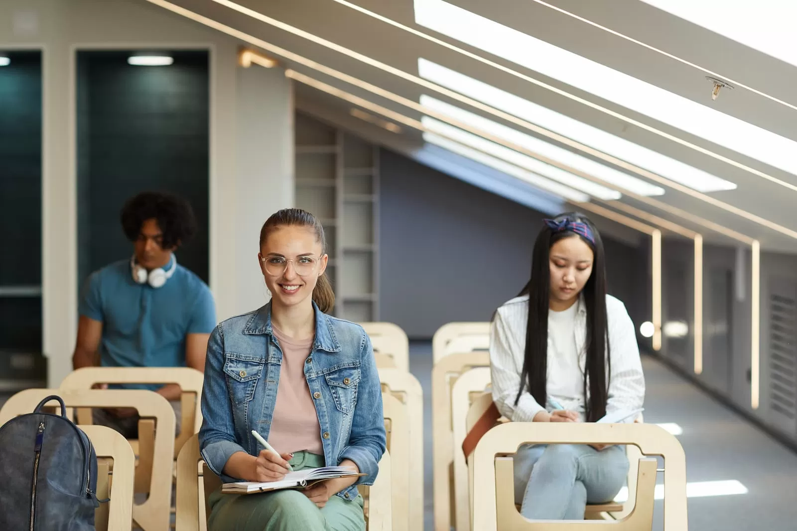 chica sonriendo en una silla mientras examen aptis