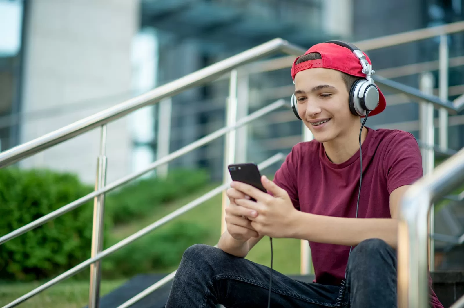chico joven listening english