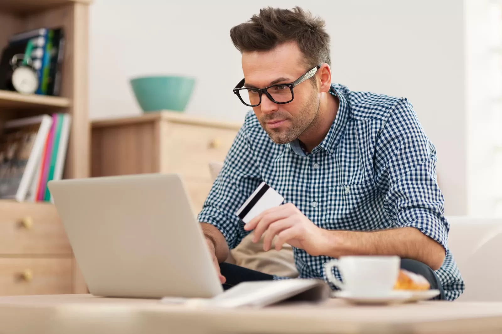 chico joven pagando la matricula de sus estudios online