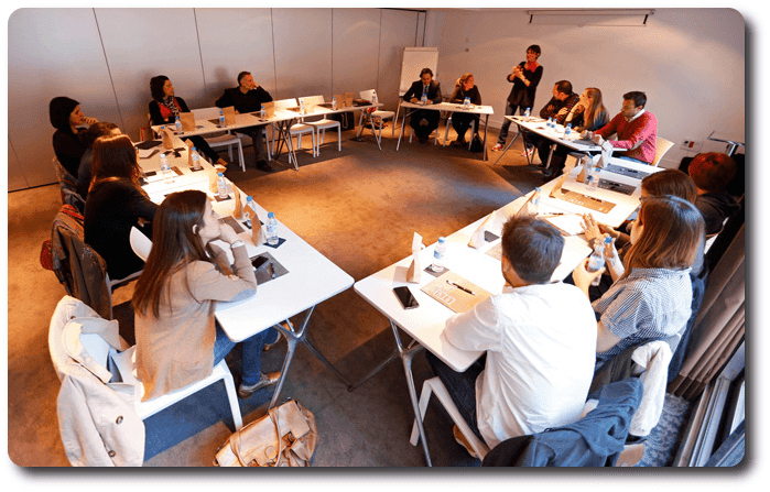 Clases alrededor de una mesa redonda