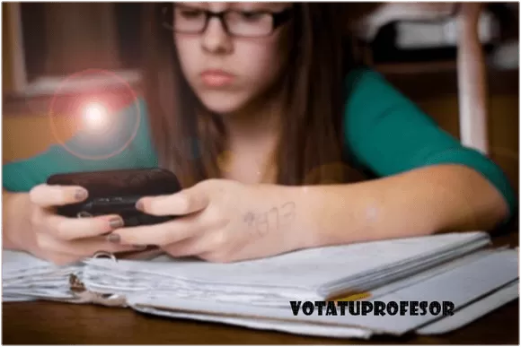 Joven Estudiando Cosas que no hay que hacer mientras estudiamos