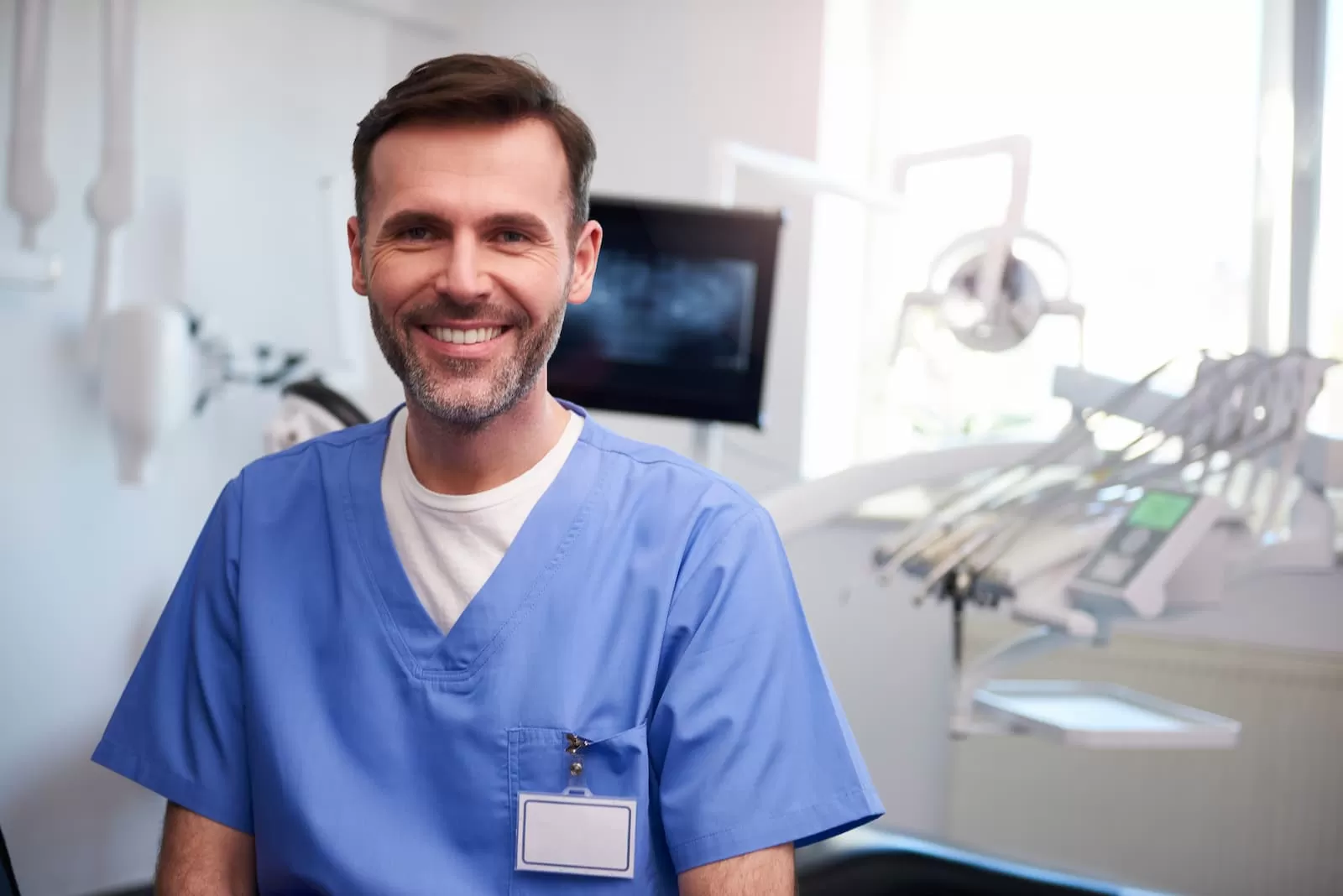 dentista hombre mayor sonrie