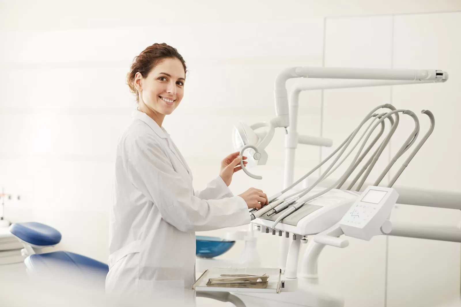 dentista mujer prepara sus herramientas