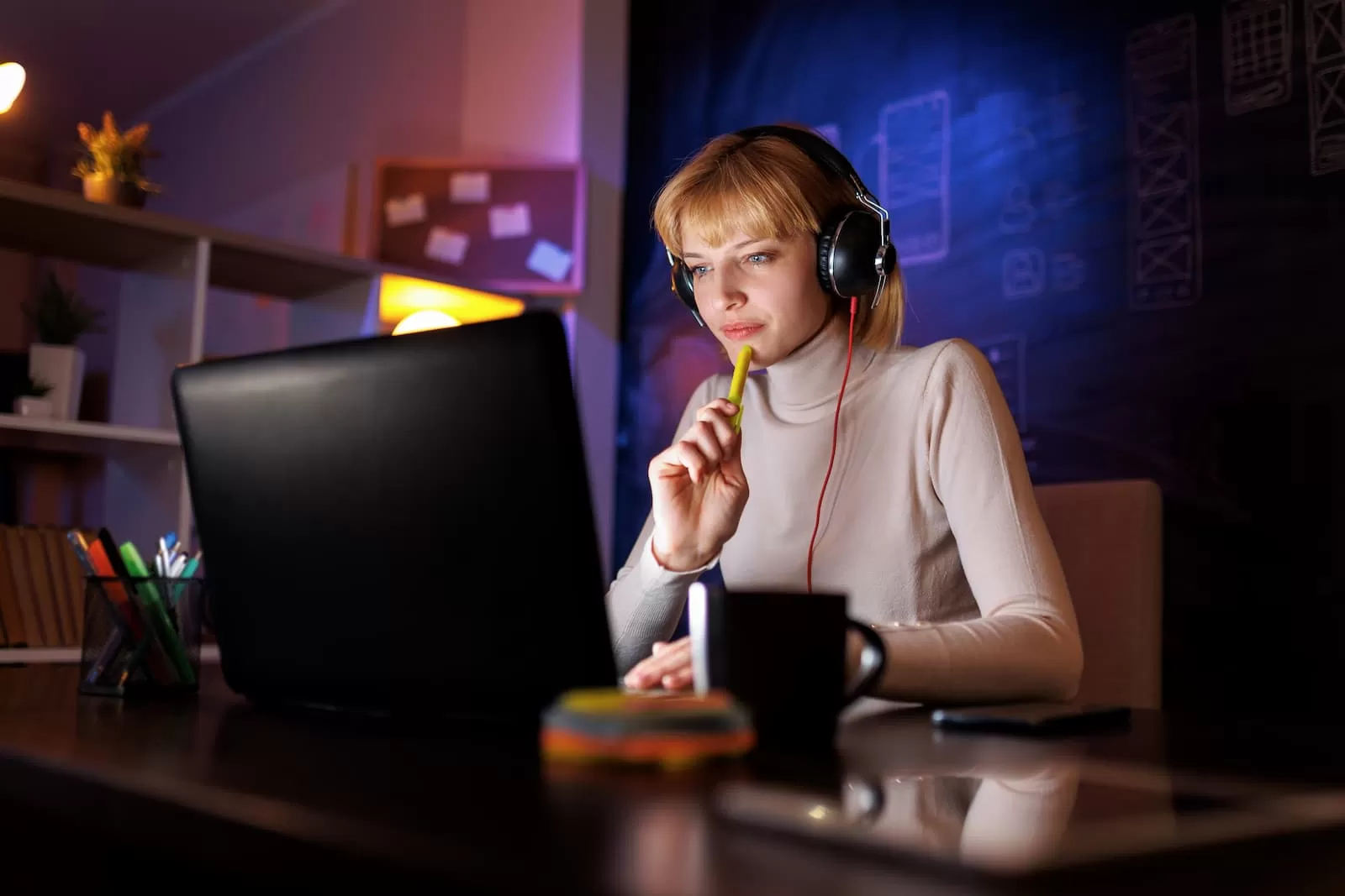 diseñadora web femenina trabaja sentada de noche