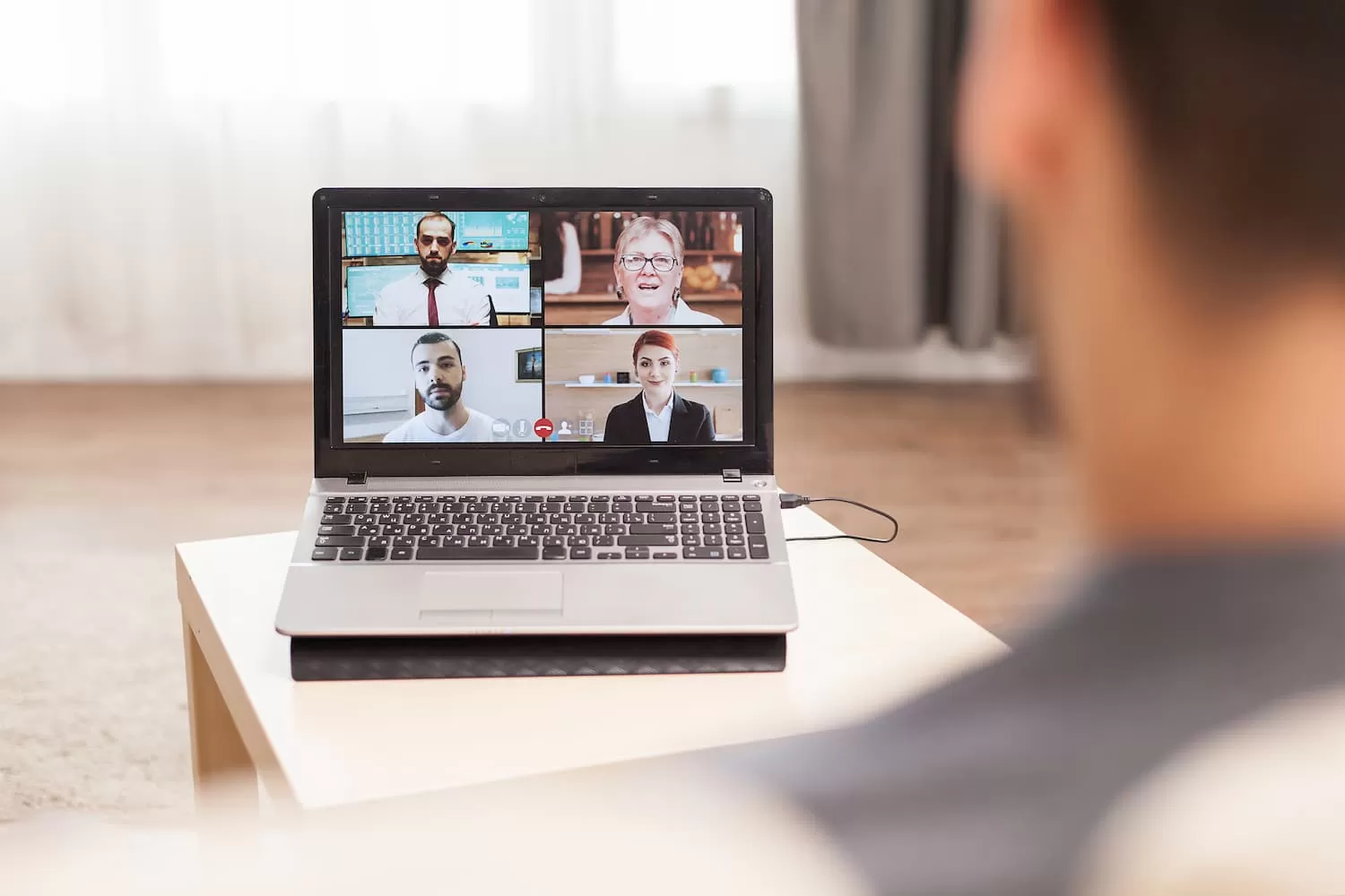 elearning formacion online portatil cuatro personas