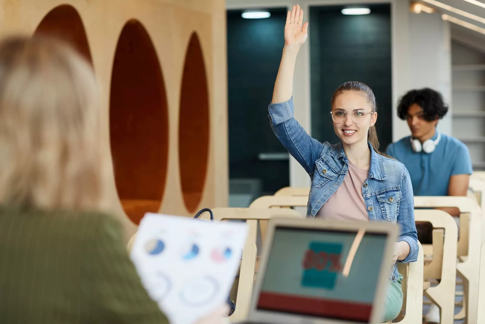 estudiante bachiller realiza pregunta en clase