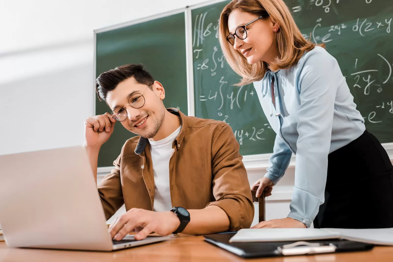 estudiante frente a un portatil con profesora