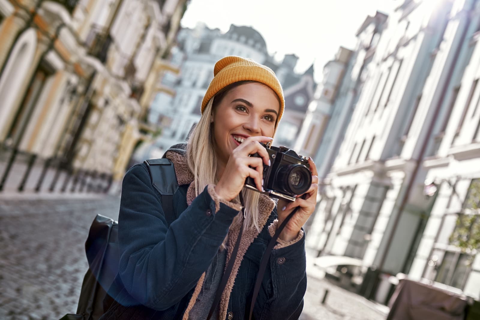 estudiante joven con camara de fotos