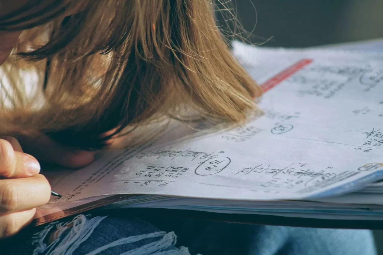 Estudiante realiza tareas de matemática