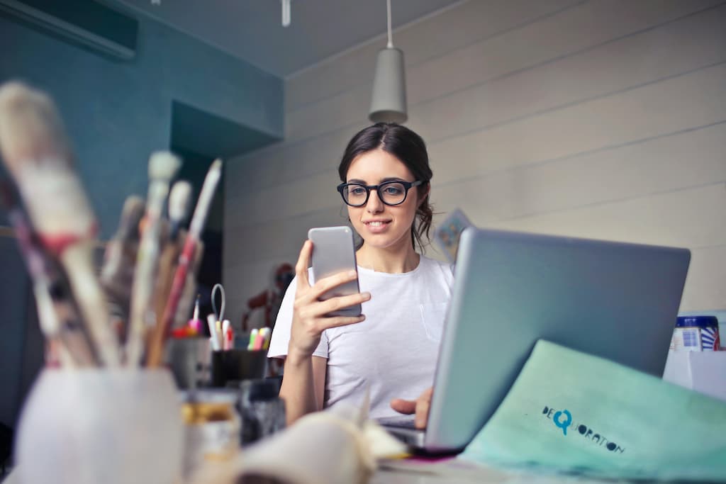 estudiante sostiene movil en mano