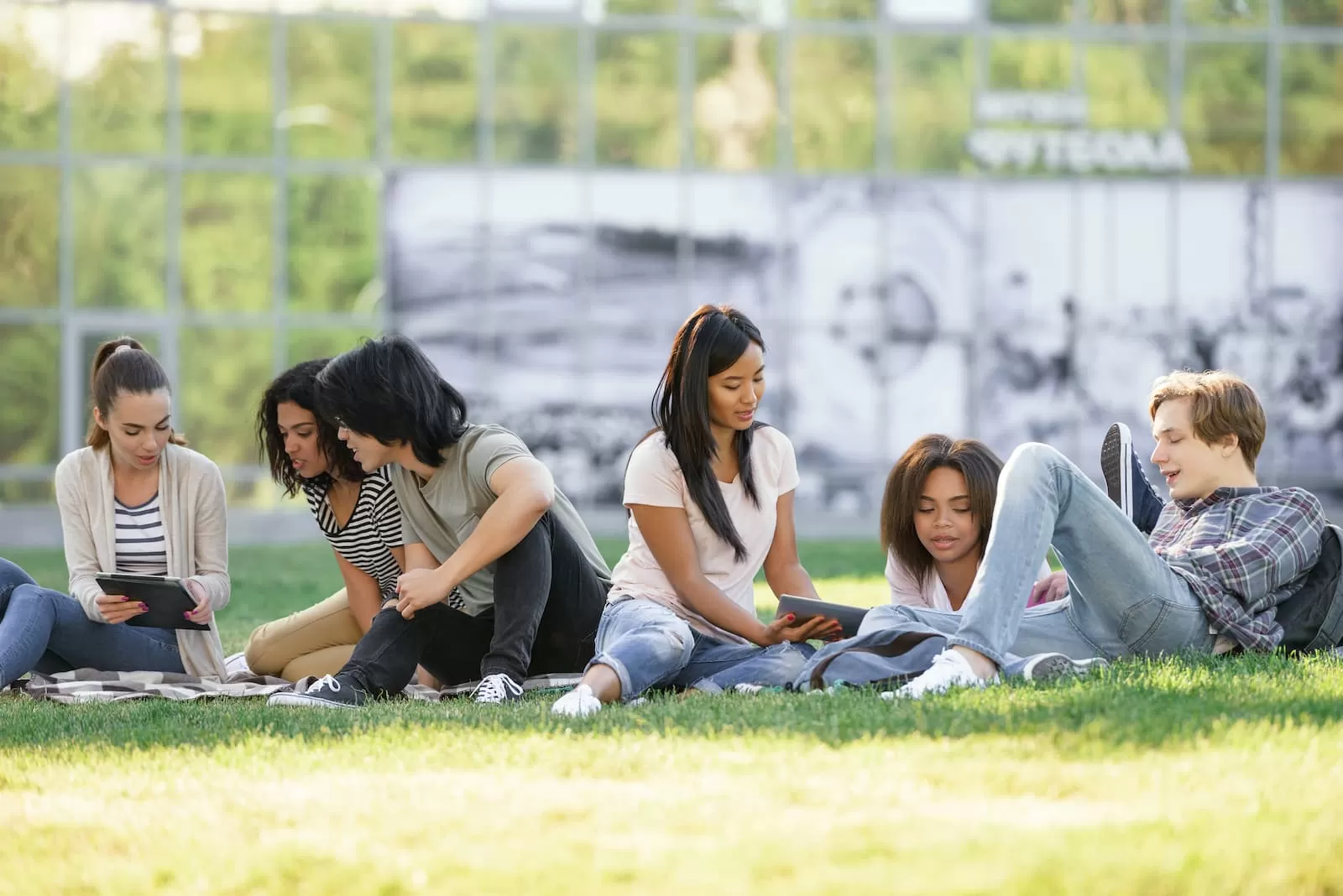 estudiantes al aire libre en un jardin estudiando
