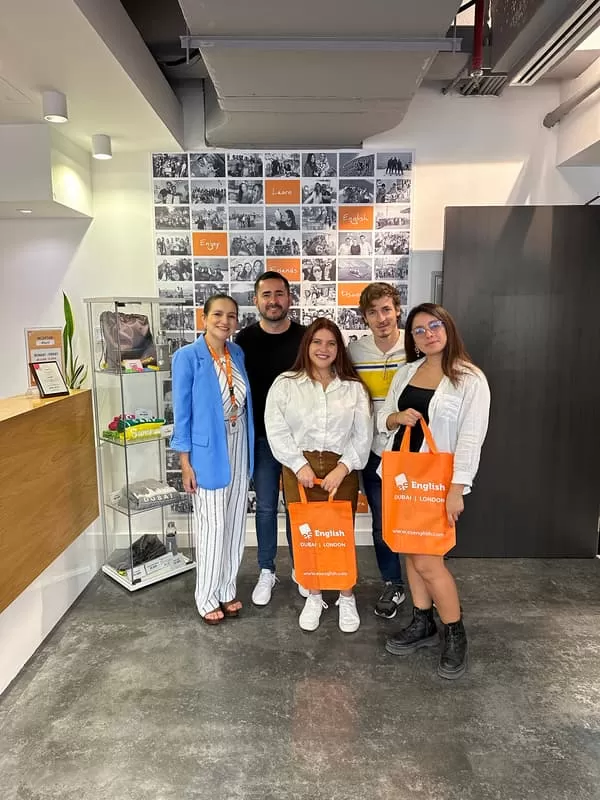 estudiantes de ingles en dubai foto corporativa