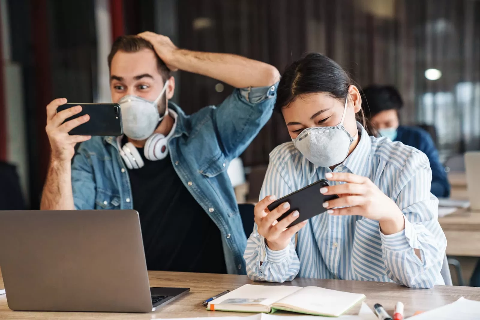 estudiantes jugando con el movi mientras estudian