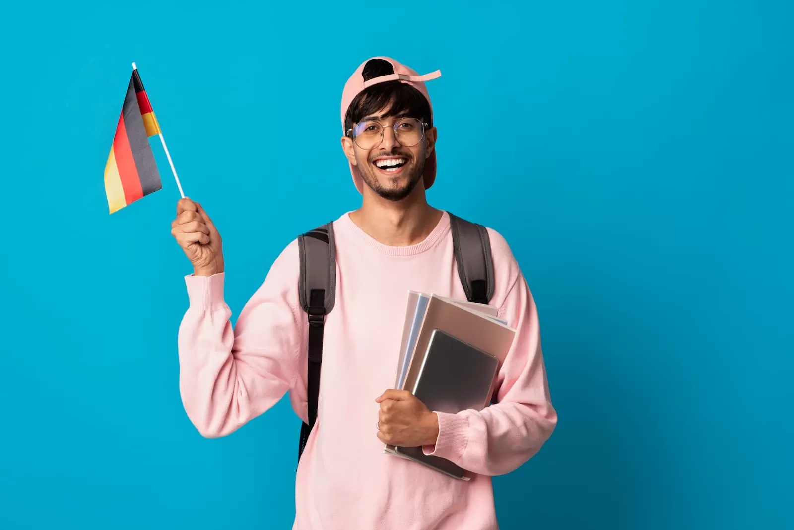 feliz estudiante hindu mostrando la bandera de alemania