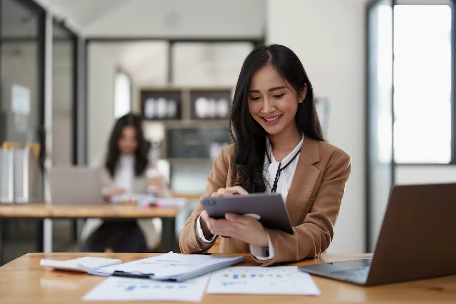 grupo de consultores de negocios que trabajan en la gestion de macrodatos