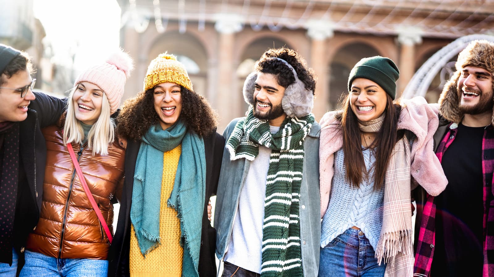 grupo de estudiantes felices caminando en la ciudad europea en un dia soleado