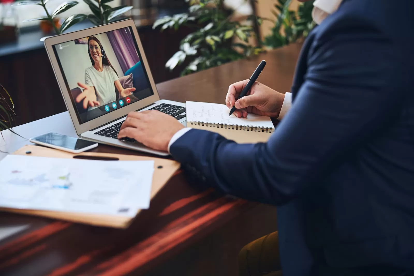 hombre recibe clase de ingles online por skype 1