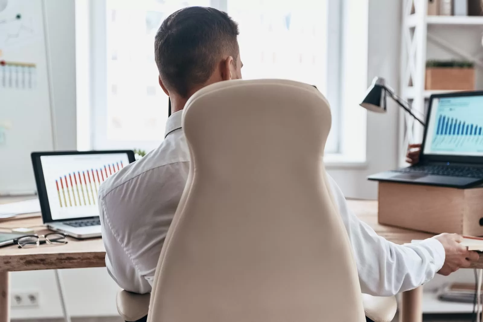 joven atractivo analiza datos big data en varios equipos sentado en oficina
