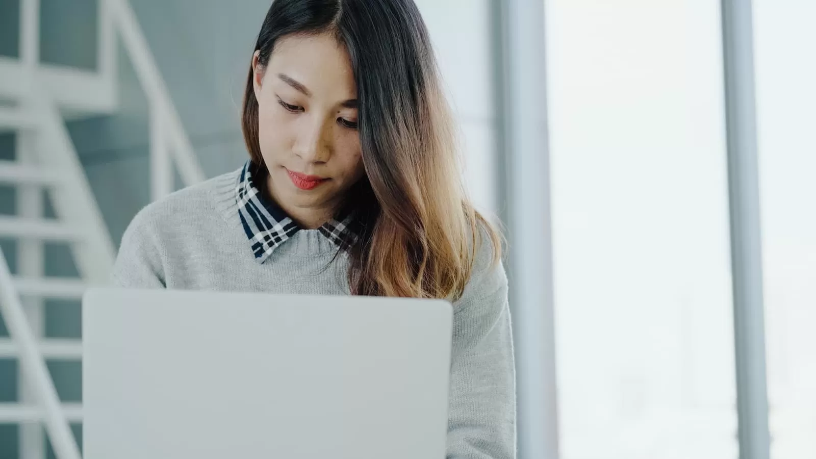 joven chica asiatica trabaja con el portatil