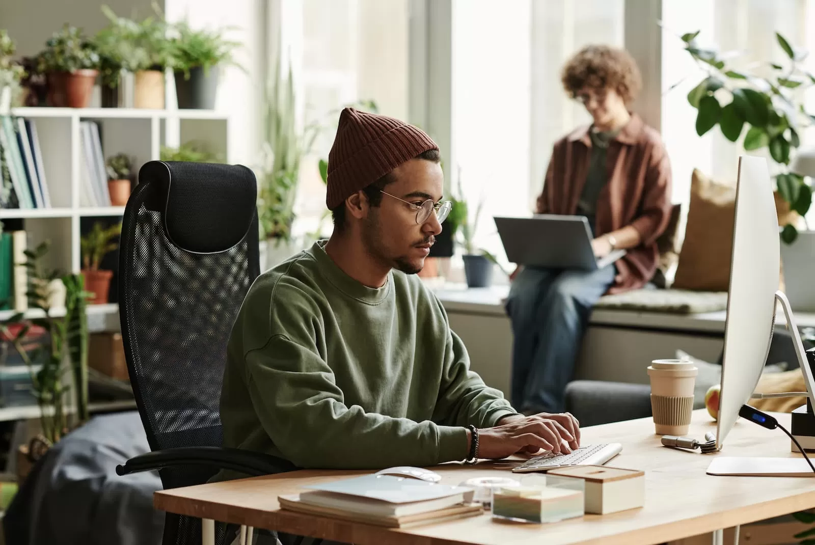 joven diseñador web serio trabaja sentado en una oficina nueva