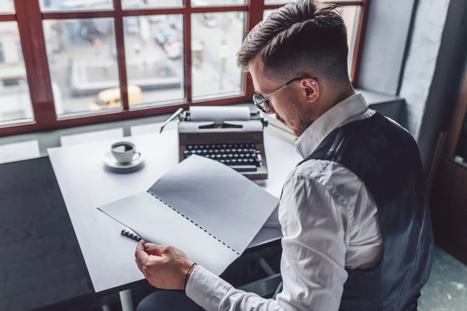 joven escritor en oficina con una maquina de escribir