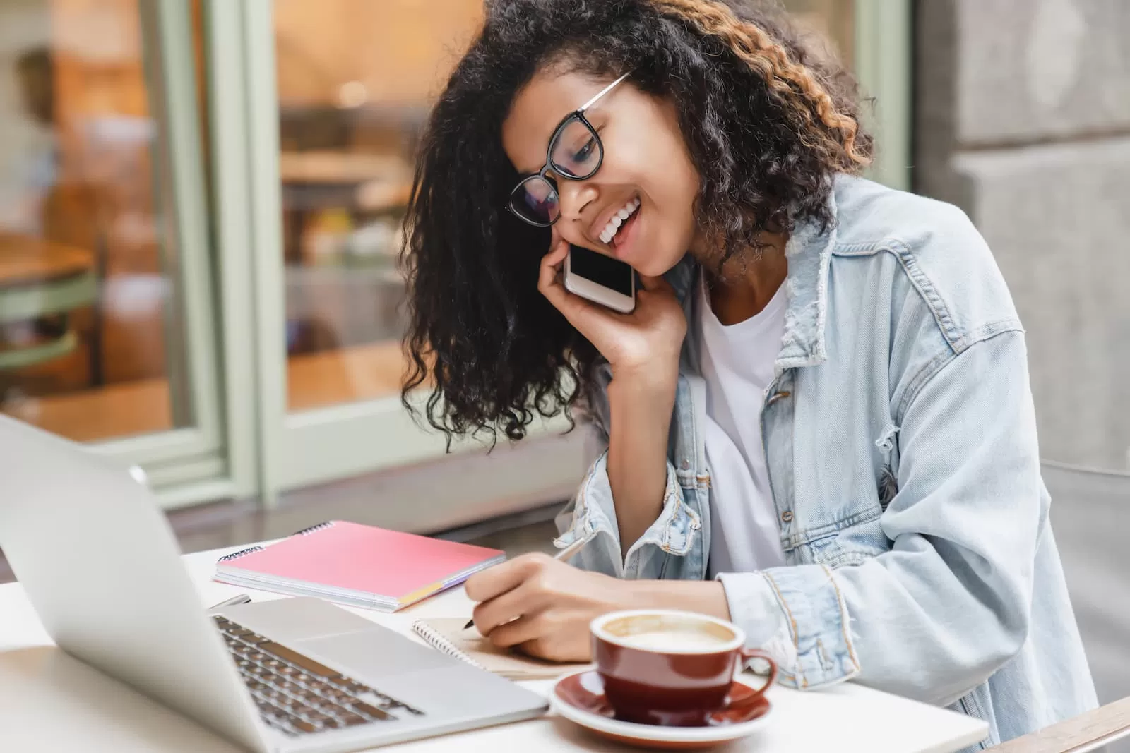joven exitosa empresaria afroamericana que trabaja en una computadora portatil de forma remota