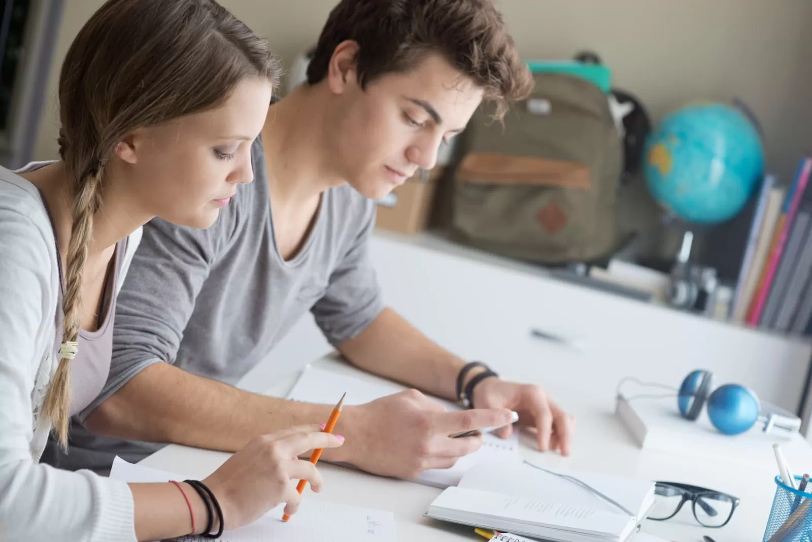 jovenes estudiantes estudiando en academia