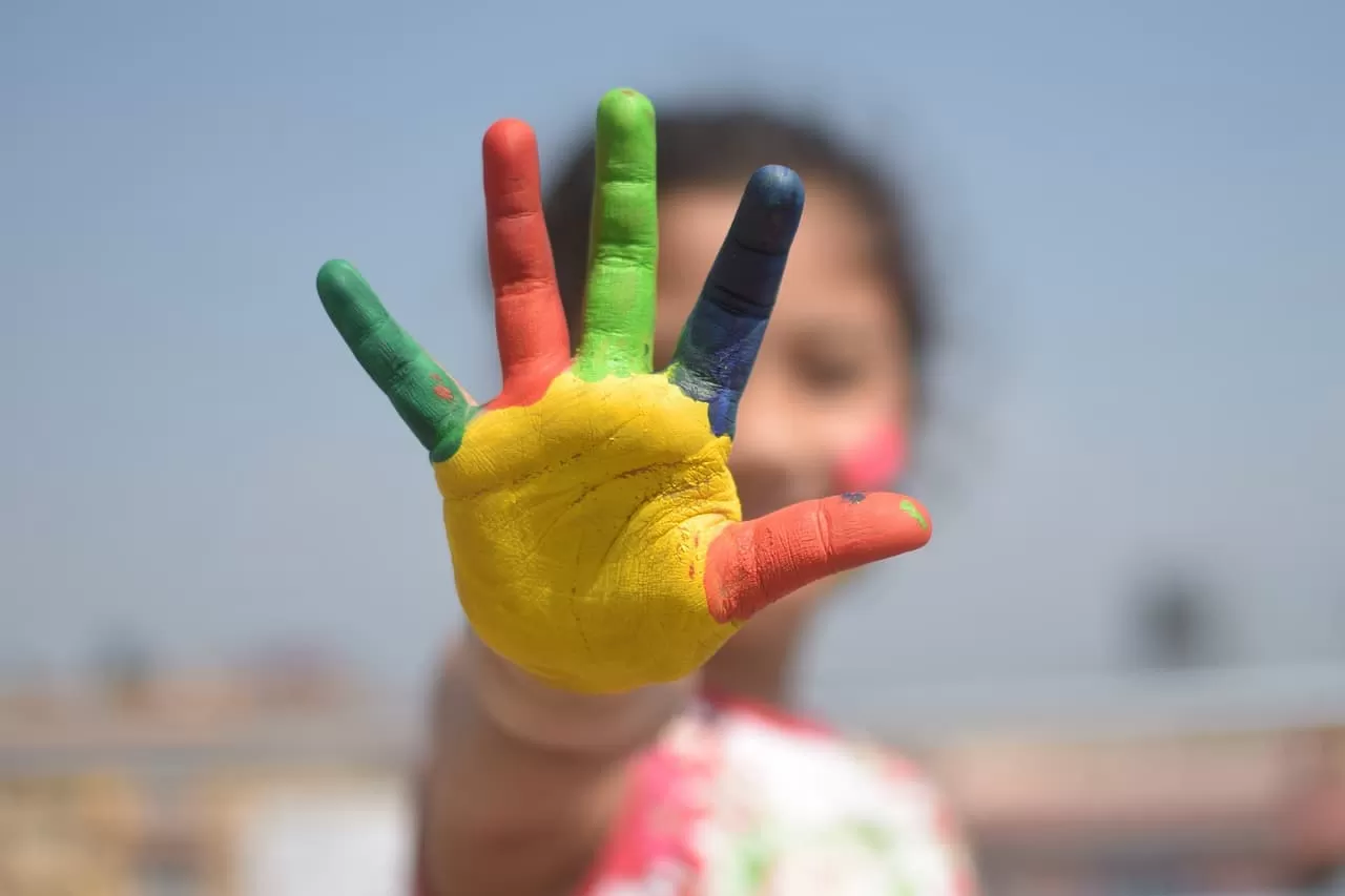 mano pintada de colores niña preescolar