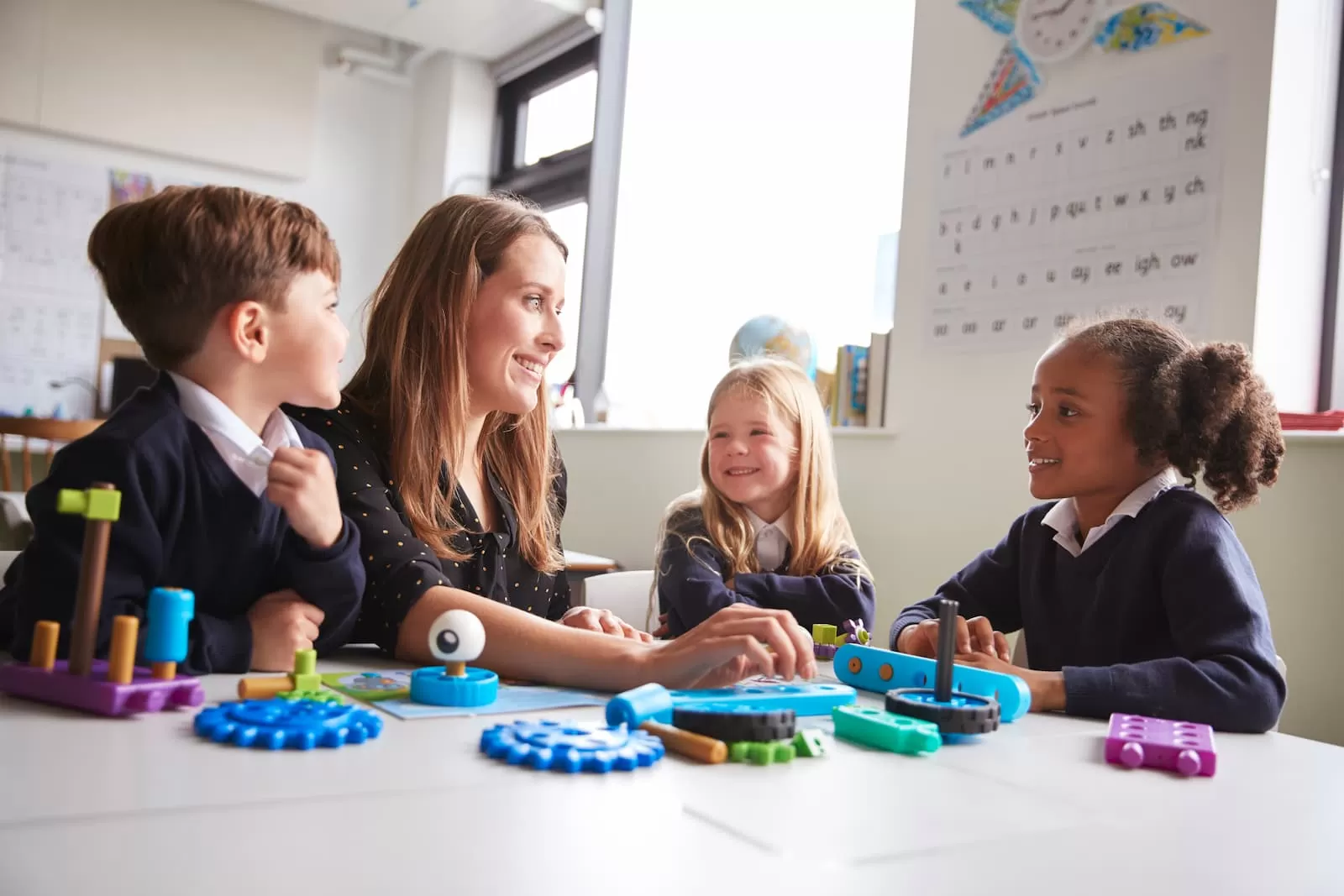metodo montessori niños jugando en la escuela con profesora
