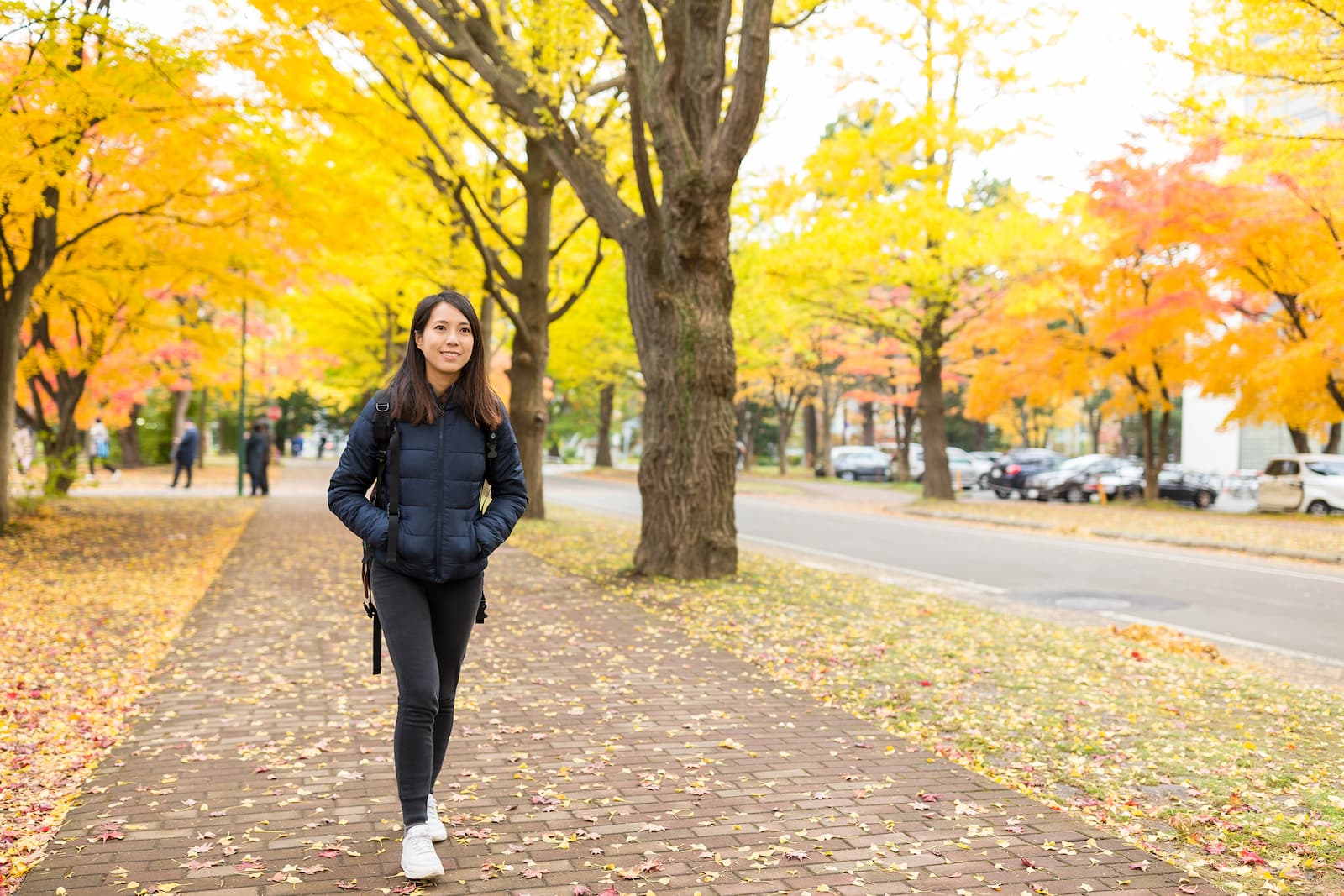 mujer adolescente caminando hacia la universidad