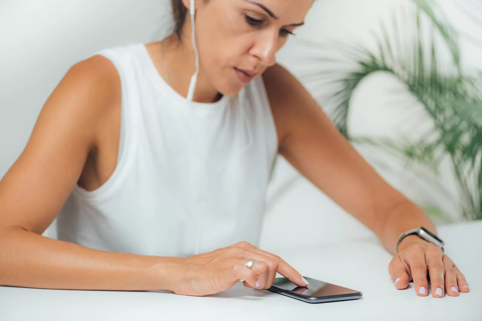 mujer con cascos prepara oposiciones en el movil