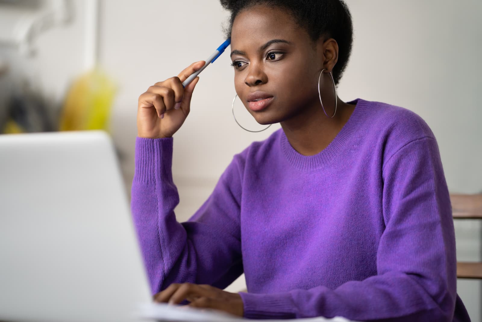 mujer estudiante afroamericana estudia oposiciones en la app portatil