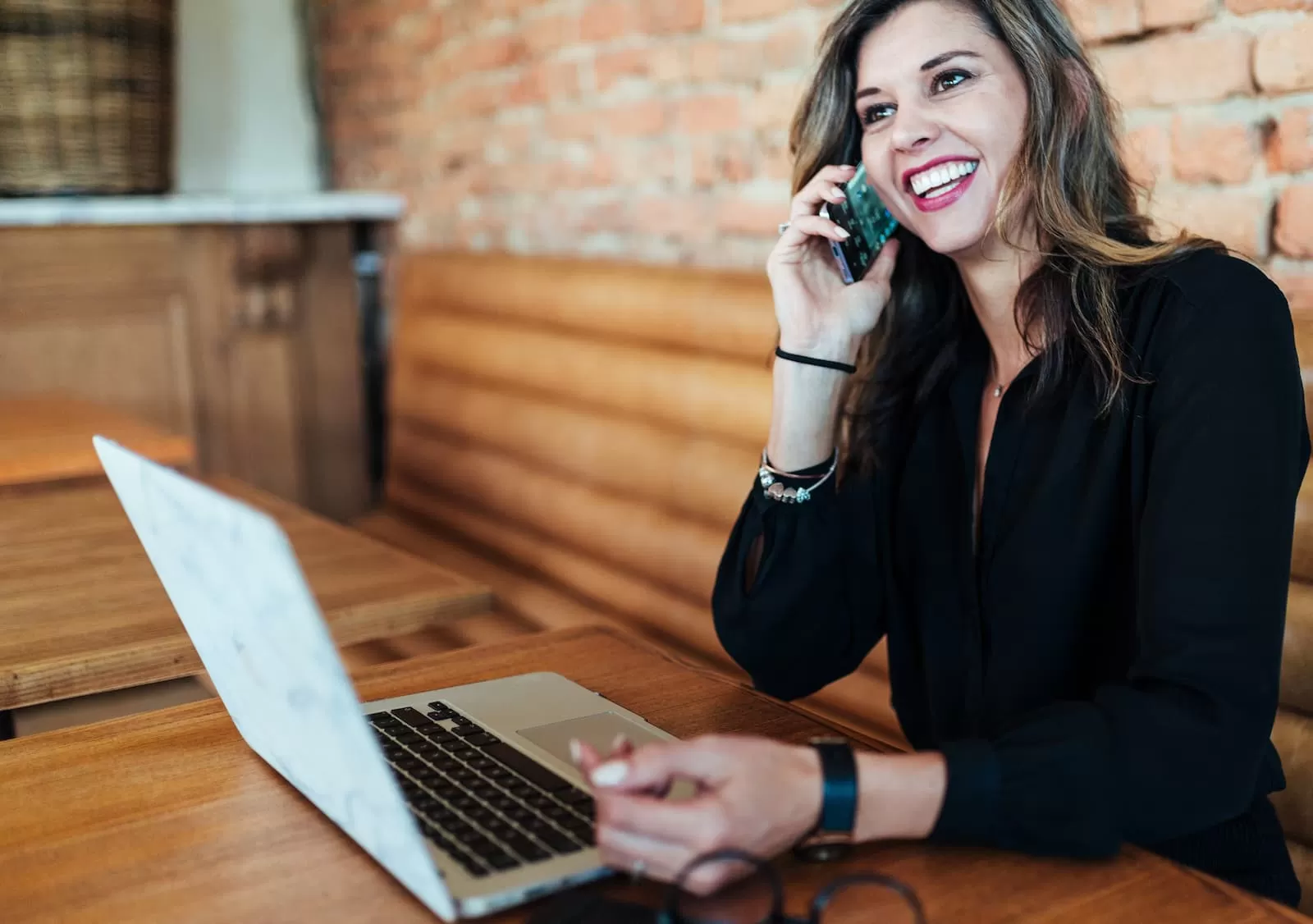 mujer joven con portatil al telefono