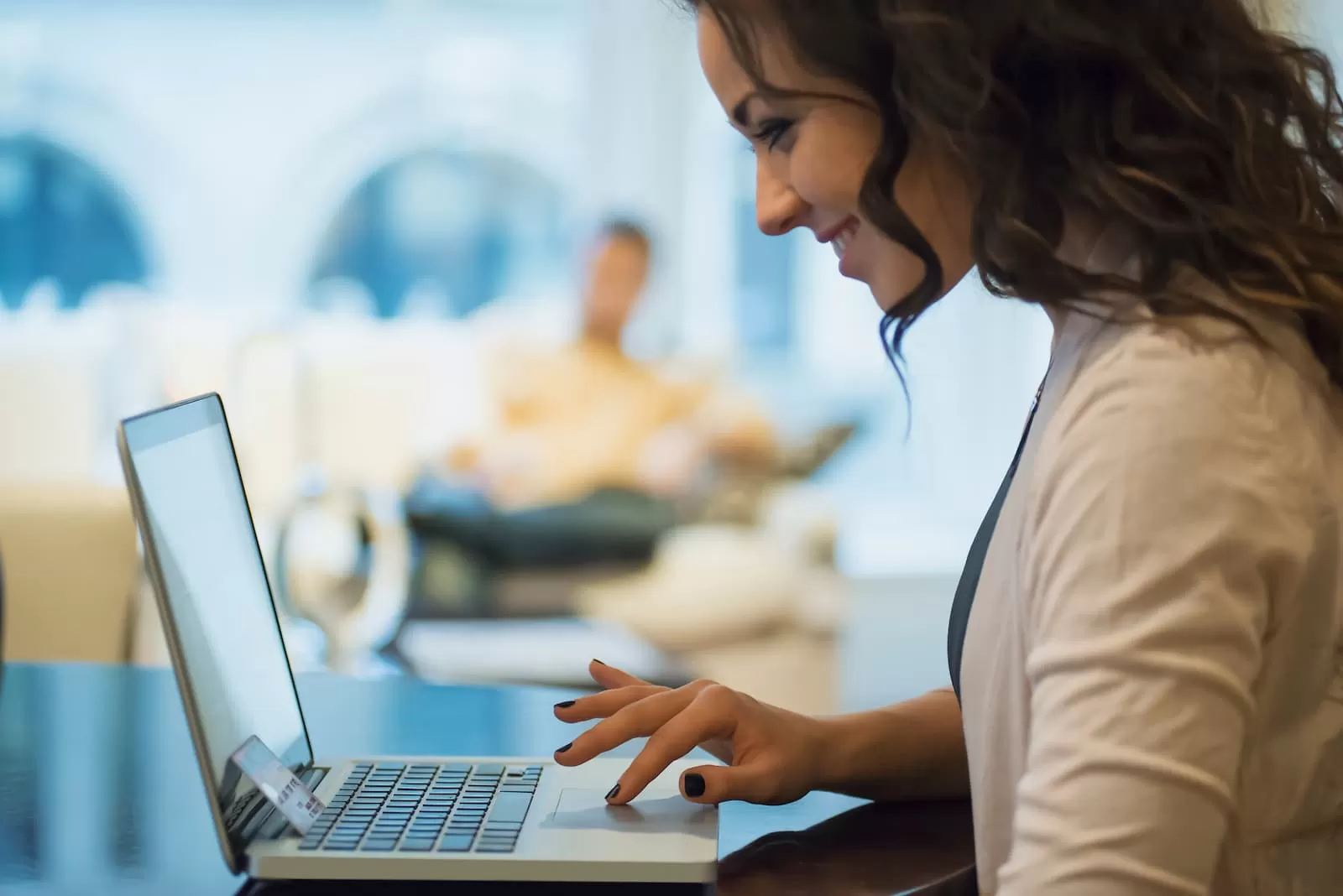 mujer pelo rizado estudiando online
